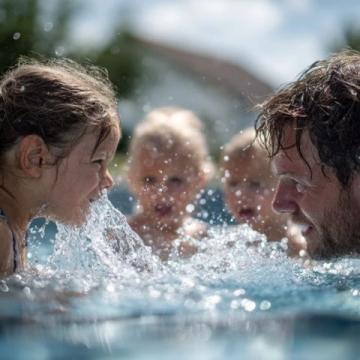 暑季游泳必讀 5條法則，教你保護孩子游泳安全