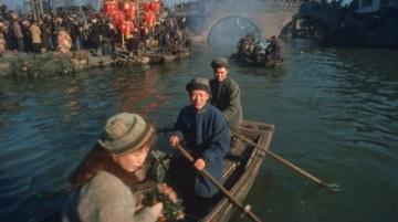 元旦假期泰華城人流如潮,多數(shù)為學生身影