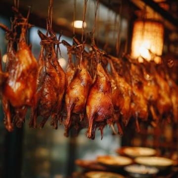 市區旁的絕佳選擇!荔枝木炭燒雞與招牌燒鵝令人垂涎,環境優雅,停車免費!