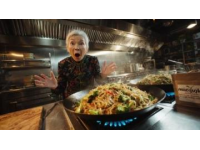 岳云鵬在百?gòu)N大戰(zhàn)節(jié)目中因廚房衛(wèi)生問(wèn)題棄食高價(jià)揚(yáng)州炒飯