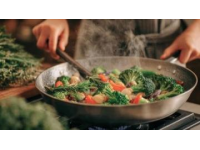 當然可以！以下是一篇以抖音頭條美食博主身份，適合爆款的農家小炒肉文章