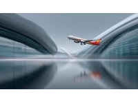 清晨的成都雙流機場不算喧鬧，王曼昱從出口拖著黑色行李箱一路小跑