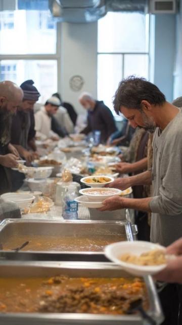 實況照片:廠區食堂里的溫暖早餐時光