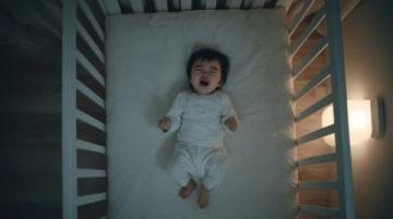 昨晚十點多的抖音連麥里,國乒隊友梁靖崑替周雨看娃,鏡頭一轉孩子喊了聲爸爸,隨