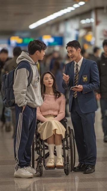 北京時間11月28日，陳夢現身杭州蕭山國際機場，在機場中她接受了媒體采訪