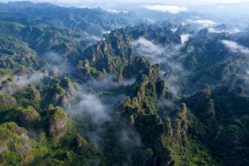 當(dāng)然！中國地貌多樣且獨(dú)特，許多地方因其壯麗景觀和稀缺性成為限量版打卡地