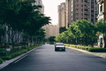 天津西北角路面翻新一周變“鏡面”,防油不黏引熱議