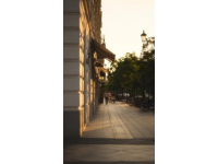 今天我們一起去了光谷步行街，沿著大洋百貨的方向慢慢走過去，途經西班牙風情街。