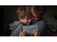 一句刺耳的話語戳痛了父母的心：沒錢為什么要生孩子？