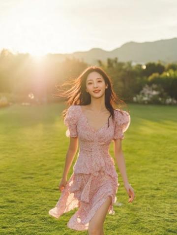 粉衣漫步：林薇的時尚味蕾之旅