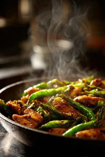 探尋山丹美味:鐵鏊炒撥拉與罐罐席的舌尖盛宴