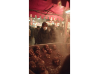 春節期間云南墨江縣大街小巷年味濃，家家戶戶忙制臘腸迎新春