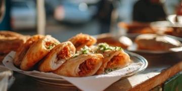 鞏義人愛吃的萬能卷餅,一張薄如紙、筋如膠的烙饃,卷上時令小菜,是鞏義人家的溫情符號。