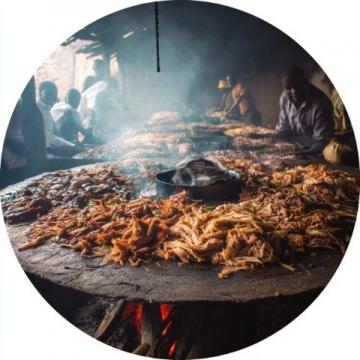 鞏義人愛吃的萬能卷餅,一張薄如紙、筋如膠的烙饃,卷上時令小菜,是鞏義人家的溫情符號。
