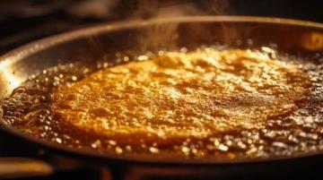 鞏義人愛吃的萬能卷餅,一張薄如紙、筋如膠的烙饃,卷上時令小菜,是鞏義人家的溫情符號。