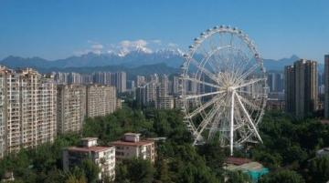 淮南的風是潤的，裹著豆香與水腥氣，讓網紅攻略里的刻板印象泡得軟乎乎的。