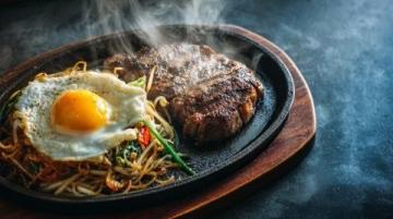 深度體驗蒙古族風(fēng)味烤牛排：香辣醇厚，味蕾上的草原之旅