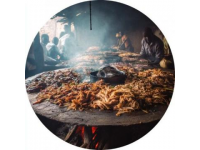 鞏義人愛吃的萬能卷餅，一張薄如紙、筋如膠的烙饃，卷上時令小菜，是鞏義人家的溫情符號。