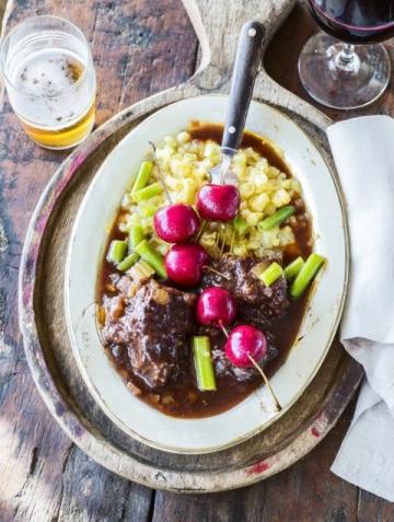 無錫的美食很好地體現了江南水鄉的風味精髓,它不追求強烈的刺激