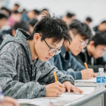 據說一位衡水中學985狀元指出初中數學再難再復雜,無非就是這18張紙