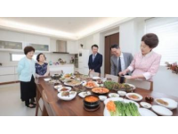 今天母親節(jié)，全家出動，去重新裝修的長腳私房菜小聚了一下