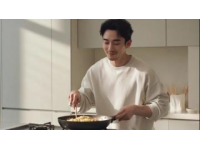 劉強東親自下廚,直播炒菜,七鮮小廚再添一把火