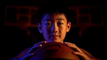 徐杰成武漢洪山體育館人氣王，球迷熱情圍堵后衛(wèi)新星，籃球界小個(gè)子拼搏故事激勵(lì)人心