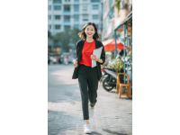 愛心引發(fā)的網(wǎng)紅效應(yīng)：街邊美女賣哈爾濱紅腸，善舉吸引狗狗排隊成網(wǎng)紅