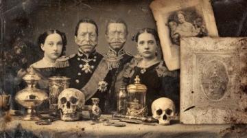 誰還沒幾張社死古早照？點進來，一起笑完再存檔；