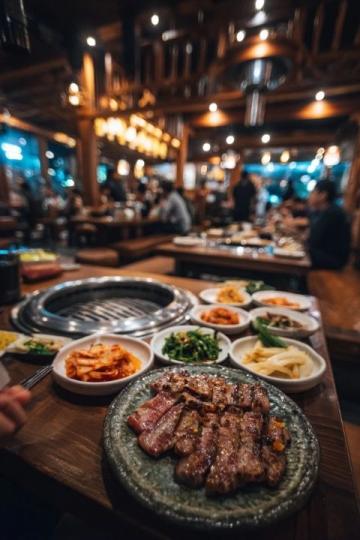 楊浦新寵！甬季小酒館試營業人氣爆棚，特色美食引排隊熱潮