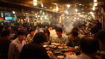 楊浦新寵！甬季小酒館試營業人氣爆棚，特色美食引排隊熱潮