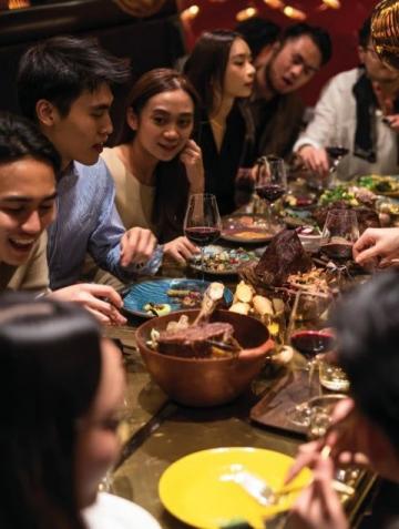 老外重慶地鐵上誤食火鍋底料，文化差異引發(fā)爆笑場面