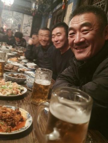 老外重慶地鐵上誤食火鍋底料，文化差異引發(fā)爆笑場面