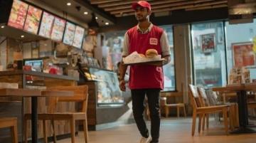 外賣英雄崔玉龍,危難之際顯身手——開封老小區驚險營救卡在防盜欄的孩子,社會反響熱烈,呼吁弘揚見義勇為精神