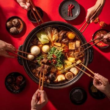 老外重慶地鐵上誤食火鍋底料，文化差異引發(fā)爆笑場面