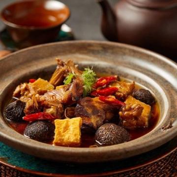 深圳美食指南:揭秘光明乳鴿、廣式煲仔飯等口福