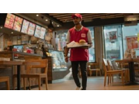 外賣英雄崔玉龍，危難之際顯身手——開封老小區驚險營救卡在防盜欄的孩子，社會反響熱烈，呼吁弘揚見義勇為精神